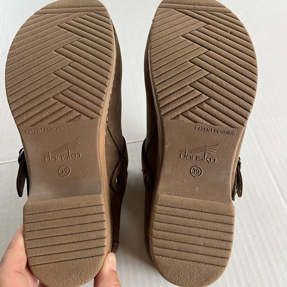 Dansko Sz 9 Berry Nubuck Tan Leather Suede Buckle Hardware Strap Clogs Slip On - Picture 9 of 9